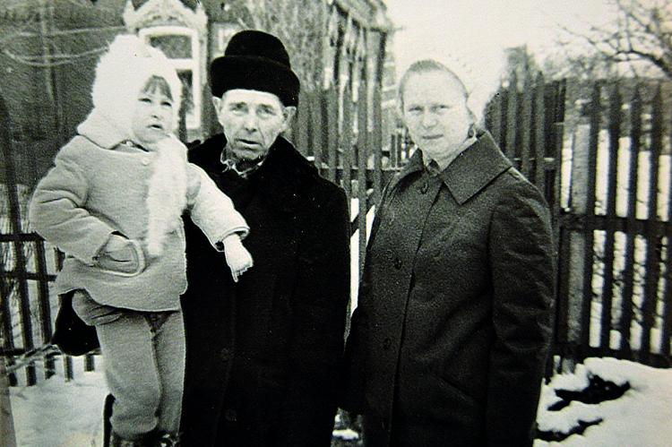 Павел Николаевич Тремасов очень любил своих сыновей (их у него было пятеро, двое родились после Победы), но особенно всю свою нежность и заботу он отдавал двум внучкам и пятерым внукам. 